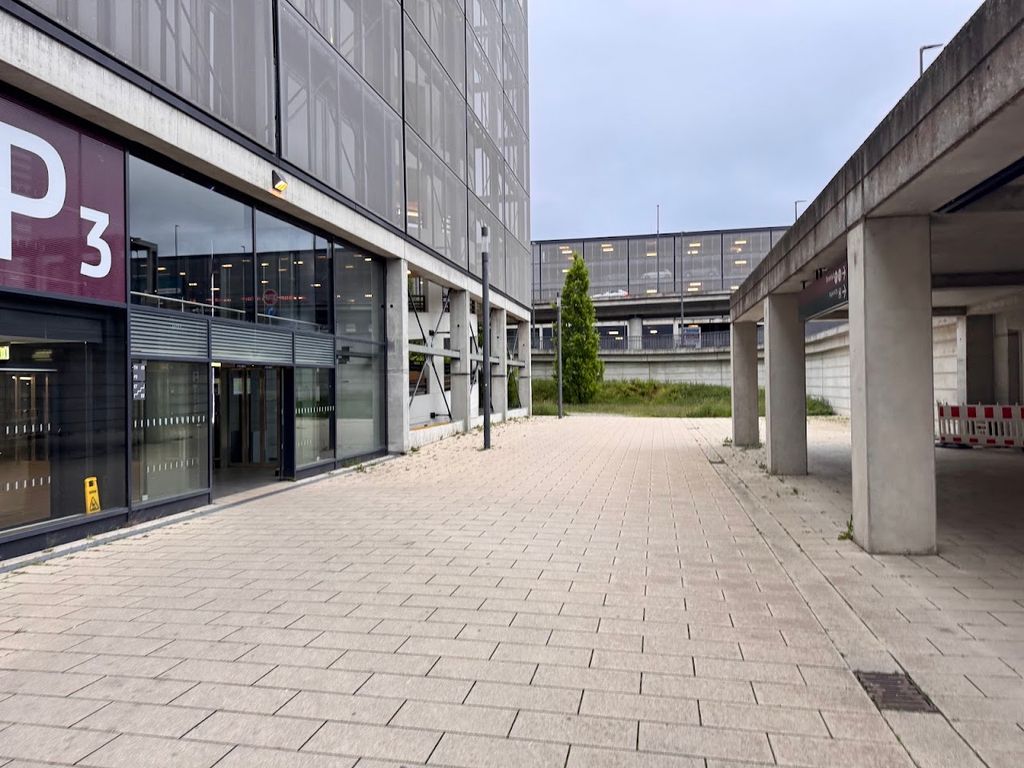 Parking P3 Comfort - wejście dla pieszych do garażu P3 - parking lotnisko Berlin Brandenburg (BER) - zdjęcie 3