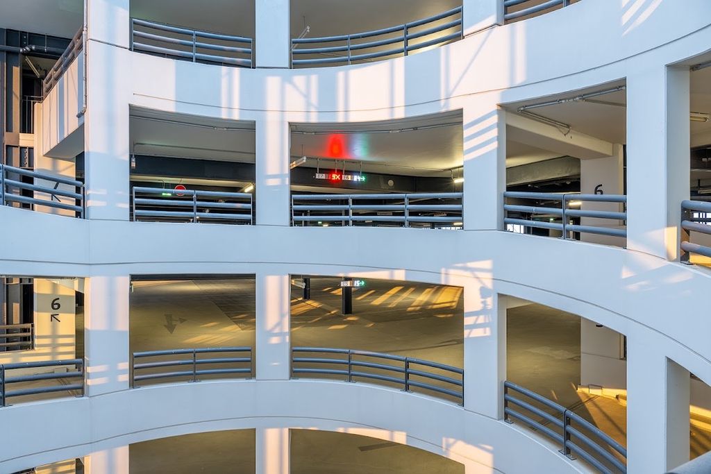 Parking P1 Premium - rampa i poziomy garażu - parking lotnisko Berlin Brandenburg (BER) - zdjęcie 3