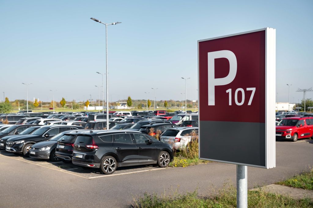 Parking P107 Economy - oficjalny parking naziemny lotniska Berlin Brandenburg BER