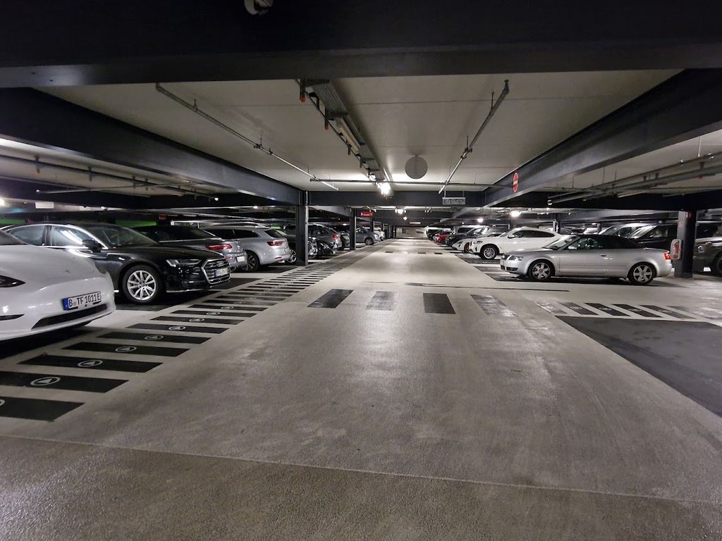 Parking P1 Premium - poziom parkingowy w garażu - parking lotnisko Berlin Brandenburg (BER) - zdjęcie 4