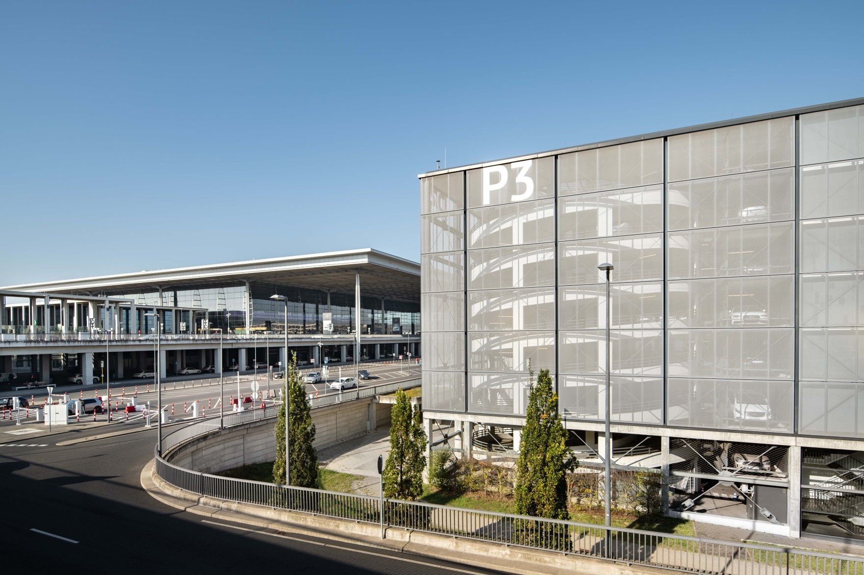 Oficjalny parking P3 Comfort - parking lotnisko Berlin Brandenburg (BER) - zdjęcie parkingu